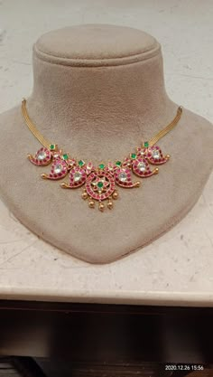 Necklace Designs Simple, Polki Locket, Kundan Haram, Pretty Gold Necklaces, Indian Gold Necklace Designs, Mango Mala, Mango Necklace, Bridal Statement Necklace, Coral Jewelry Set