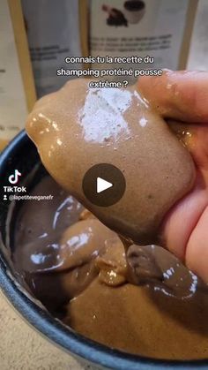 a hand holding a spoon with chocolate in it and the words gonadi larcette du shampooing protein poise c'entre?