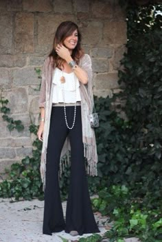 No todo son vestidazos y tacones. También hay opciones más desenfadadas para celebrar la última noche del año. Si tu plan no requiere un look muy rígido, esto es para ti... Look Hippie Chic, Look Boho Chic, Jean Outfit, Boho Chic Outfits, Elegante Casual, Looks Street Style, Second Chances, Boho Look