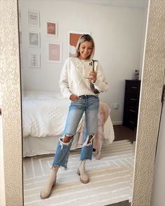 Casual Fall Jeans Outfit, Cute Fall Outfits With Boots, Joggers With Uggs Outfit, Beige Chelsea Boots Outfit, Fall Jeans Outfit Casual, Fall Date Outfit, Date Outfit Fall, Dinner Outfit Fall, Date Outfit Ideas