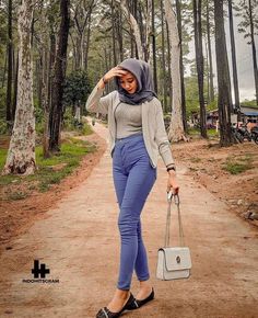 Hijab Ootd, Beautiful Hijab, Hijab Outfit, Post On Instagram, Hijab Fashion, Casual Tops, Asian Beauty, On Instagram, Instagram