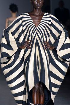 Gareth Pugh Spring 2017 RTW Textiles Texture, Print Textiles, Textile Texture, Costume Fashion, Dubai Fashion, Fashion Today, Mode Inspiration