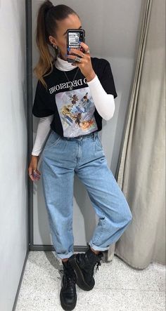 Tshirt Turtleneck Outfit, Grunge Travel Outfits, Black White And Gray Outfits, Women Flare Jeans Outfit, Large Jean Jacket Outfit, Chic Indie Outfits, Casual 2024 Style Trends, Black Everyday Outfits, Streetwear Teacher Outfits