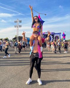 Edc Couple Outfits, Matching Festival Outfits Couples, Edc Rave Outfits Couples, Rave Couple Outfits, Couple Festival Outfits, Electric Daisy Carnival Outfits, Festival Poses