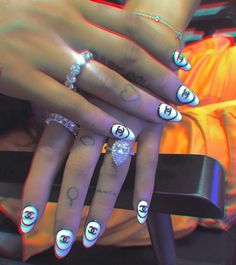 Ariana Grande Nails, Ariana Grande Tattoo, Tattoo Finger, Chanel Nails, Geniale Tattoos, Nail Tattoo, Jolie Photo, Finger Tattoos, Heart Tattoo