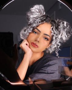 Curly Silver Hair, Curly Hair Dos, Silver Hair Highlights, Highlights Curly Hair, Hair Color Highlights