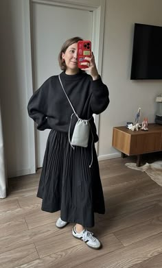 Dark Maxi Skirt Outfit, Skirt Outfits Petite, Japan Summer Style, Japandi Outfits, Ecru Outfit, Maxi Skirt Street Style, Workwear Street Style, Black Skirt Outfit Winter, Blouse Dress Outfit