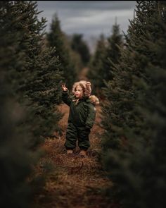 Christmas Picture Props Outdoor, Toddler Christmas Pictures, Christmas Tree Photoshoot, Toddler Christmas Photos, Outdoor Christmas Photos