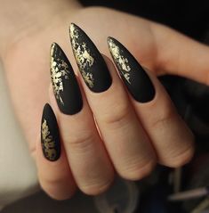 Dark Nails With Gold Foil, Black And Gold Winter Nails, Gold And Black Christmas Nails, Black And Gold Halloween Nails, Black And Gold Nails Almond, Black And Gold Christmas Nails, Gold Black Nails, Gold And Black Nails, Nails 2025