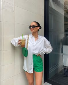 Alicia Roddy, Green Shorts Outfit, White Shirt Outfits, 10 Off, Elegante Casual, Green Outfit, Day Outfit, Looks Chic, Green Shorts