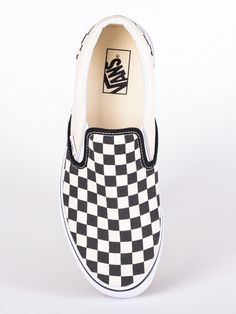 La Classic Slip-On de Vans a un profil bas, une tige en toile avec un imprimé à carreaux sur toute la surface, des accents latéraux élastiques, l'étiquette du drapeau Vans et la semelle extérieure gaufrée originale de Vans. Slip Ons Outfit, Big Van, Vans Original, Vans Checkerboard, Vans Slip On, Black 13, Vans Classic, Mens Vans, Womens Vans