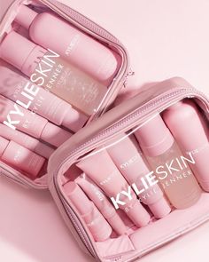 Maquillaje Kylie Jenner, Skincare Bag, Kylie Makeup, Alat Makeup, Kylie Skin, Jenner Makeup, Kylie Jenner Makeup, Kylie Cosmetic, Gloss Labial