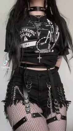 Plus Size Outfits Crop Tops, Edgy Baddie Aesthetic, Punk Alternative Fashion, Emo Outfits For Women, Emo Outfit Inspiration, Gothic Looks Outfits, Emo Outfit Aesthetic, Emo Inspired Outfits, Dark Style Girl