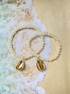 The cutest way to add a touch of the sea into your day and wardrobe! ✨ We hope this bracelet makes you feel beautiful, free flowing and magical as the ocean. 🐚  Made with all our love,  REA Sisters 💎✨ Gold Bracelet With Pearl Charm For Beach, Beachy Shell Bracelets As Gifts, Ocean-inspired Shell Bracelet Jewelry, Adjustable Ocean-inspired Jewelry With Pearl Charm, Shell Strand Bracelets As Gift, Gold Beaded Ocean-inspired Bracelets For Vacation, Ocean-inspired Shell Bracelets For Gifts, Ocean-inspired Shell Bracelets As Gift, Ocean-inspired Shell Bracelets For Gift