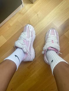 #nike #nikezoomvomero #fluffy #fluffylaces #shoes #shoesaddict #pink Pink Nike Vomero, Nike 530 Outfit, Nike Vomero 5 Outfit, Pink Shoes Outfit, Nike Zoom Vomero 5, Socks Aesthetic, Nike Vomero, Pink Nike Shoes, Zoom Vomero 5