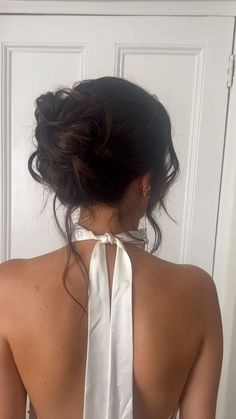 Bridesmaid Hair For Backless Dress, Open Back Updo Hair, Backless Dress Hairstyles Prom, Low Bun Wedding Hair Curly, High Neck Dress Hairstyles, Hairstyles For Backless Dress, Backless Dress Hairstyles, Bun Wedding Hairstyles, Hairstyles Retro