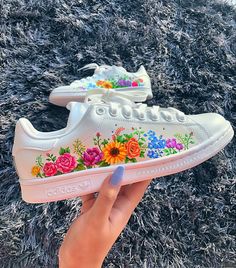 Elsas Shoes, White Shoes Painting Ideas, Painted Shoes Diy, Custom Shoes Diy, Fashion Shoes Sneakers