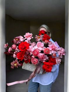 Hopelessly in Love - Flower arrangement in Bottega style basket - Maison la Fleur Cool Floral Arrangements, Dainty Flower Arrangements, Red Roses Flower Arrangement, Bottega Style, Flower Arranging Party, French Florist, Flower Bouquet Art, Huge Bouquet, Red Flower Arrangements