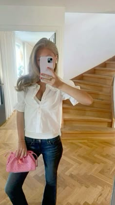 White top jeans pink bag mirror selfie saga stq hedvig sjodin scandi scandinavian scandi girl Romanticizing School Outfit, Autumn Outfits Stockholm, Summer Outfits Stockholm Style, Stockholm Outfit Ideas, Stockholm Summer Outfit, Saga Stq, Bridgerton Hair, Room Decor Winter, Copenhagen Aesthetic