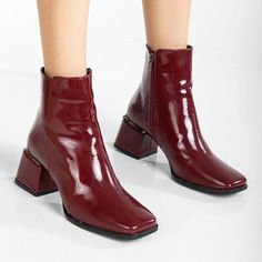 BOTTINES BORDEAUX - BOTTINES ROUGE BRIQUE - BOTTINES À TALONS ROUGES BORDEAUX Vous recherchez des bottines vernies bordeaux ? Nos bottes rouges bordeaux sont uniques, durables et fabriquées avec des matériaux de haute qualité. * Affrontez la saison hivernale en toute confiance, car ces bottines offrent à la fois style et chaleur. Le talon carré de 2,3 pouces (6 cm) rehausse votre look tout en offrant une foulée confortable et stable. * Que vous arpentiez les rues de la ville ou que vous sortiez Dark Red Boots, Red Heel Boots, Burgundy Boots Ankle, Red Ankle Boots, Burgundy Boots, Patent Boots, Handmade Boot, Red Boots, Red Heels