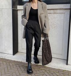 Bottega Veneta Boots Street Style, Black Boots Outfit Work, Chunky Black Boot Outfits, Bottega Boots Outfit, Bottega Veneta Boots Outfit, Bottega Veneta Lug Boots, Oversized Blazer Outfit, Stile Kendall Jenner, Outfit Minimalist