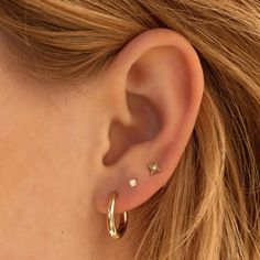 Hoop In Second Piercing, 3earrings In One Ear, 3 Hole Ear Piercing Pearl, 2nd Ear Piercing Ring, Cute Second Piercing Ideas, Third Lobe Piercing Ideas, 3 Hole Earring Ideas, Third Piercing Ideas, Second Tops Earrings Gold