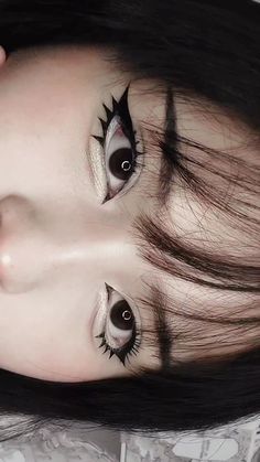 Anime Makeup Looks Easy, Anime Eyeliner Ideas, Ea Baiting, Anime Cosplay Makeup Looks, Anime Face Makeup, Simple Anime Cosplay Outfits, Cosplay Eye Makeup Tutorial, Anime Eyeliner Styles, Anime Eyes Makeup Cosplay