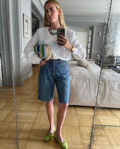 How To Style Long Shorts, Long Jeans Shorts, The Row Summer, Long Jean Shorts Outfit, Long Denim Shorts Outfit, Baggy Shorts Outfit, Wide Leg Jean Shorts, Jorts Aesthetic, High Waist Jeans Shorts