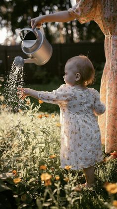 Gardening Photoshoot, Garden Family Photoshoot, Spring Family Pictures, Farm Photography, Storytelling Photography, Life Poster, Outdoor Photoshoot, Garden Photography