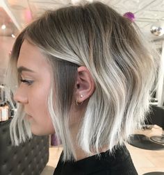 Blonde Highlights Bob Haircut, Highlights Bob, Blonde Highlights Bob, Razored Bob, Bob Haircuts For Fine Hair, Blonde Ends, Balayage Bob, Choppy Bob Hairstyles, Bob Haircut For Fine Hair