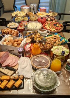 Food, mashed potatoes, table spread, thanksgiving Thanksgiving Dinner Table Aesthetic, Thanksgiving Food Layout, American Thanksgiving Food, Thanksgiving Black Families Food, Thanksgiving Dinner Aesthetic, Nye Dinner, Thanksgiving Spread, American Thanksgiving