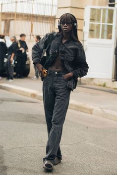 Brown haired woman wearing black headphones, black denim jacket and black jeans. Black Denim Outfit, Khaki Mini Dress, Fashion 90s, 90's Fashion, Black Denim Jacket, Cool Street Fashion