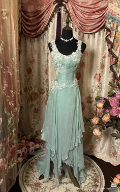 Mid Evil Wedding, Year 6 Graduation, Mint Prom Dress, Hollywood Glamour Dress, Dream Prom Dress, Green Formal Dresses, Prom Dress Ideas, Beaded Tulle, Glamour Dress