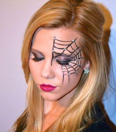 Maquillage Halloween : une toile d'araignée glamour Halloween Spider Makeup, Spider Web Makeup, Glamorous Halloween, Halloween Maquillage, Halloween Makeup Kits, Makeup Zombie, Creepy Halloween Makeup, Halloween Trends