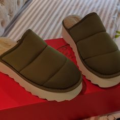 Exclusively For Anthropology Moss Color Size 8/9 Mule Comfortable Textured Slip-on Mules, Green Slip-on Mules With Removable Insole, Moss Color, Anthropologie Shoes, Shoes Platform, Anthropology, Mule, Anthropologie, Women Shoes