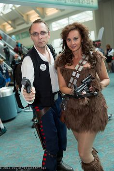 Chewbacca Costume Women, Han Solo Costume, Star Wars Costumes Diy, Star Wars Marathon, Chewbacca Costume, Star Wars Halloween Costumes, Han Solo And Chewbacca, Couples Cosplay, Couple Cosplay