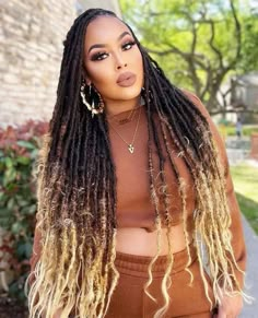 Highlighted Faux Locs, Refresh Faux Locs, Faux Locs Highlights, Ombré Faux Locs, Ombre Faux Locs Black Women, Natural Goddess Locs, Medusa Locs, Soft Locs Hairstyles Ideas, Faux Locs Hairstyles For Women