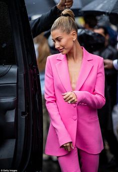 Hailey Rhode, Hailey Baldwin Style, Look Rose, Pink Suit, Summer 22, Pink Blazer, Hailey Baldwin, Mode Inspo, Pink Outfits