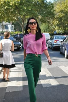 Live the height of these trousers. Love the colour blocking Stile Casual Chic, Colour Combinations Fashion, Work Attire, Office Outfits, Work Fashion