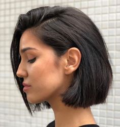 Below-The-Chin Combover Bob Haircuts With Layers, Modern Bob Hairstyles, Short Layered Bob Hairstyles, Angled Bob Hairstyles, Inverted Bob Hairstyles, Stacked Bob Hairstyles, Brunette Bob, Messy Bob Hairstyles, Layered Bob Haircuts