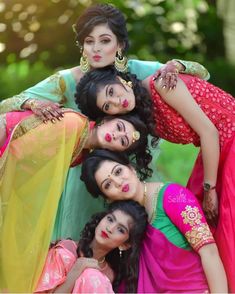 Bridesmaid Poses, Bride Friend, Indian Wedding Poses, Bride Photos Poses, Indian Wedding Photography Couples, Indian Bridal Photos, Indian Wedding Couple Photography