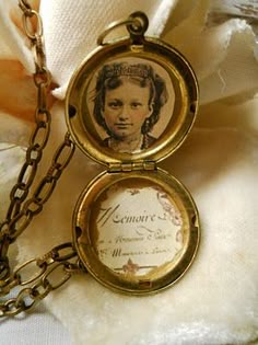 Antique Locket Aesthetic, Morning Jewelry Victorian, Locket Drawing, Vintage Items Antiques, Victorian Items, Attic Treasures, Old Memories