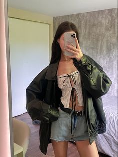 #leatherjacket #leatherjacketoutfit #vintageclothing #outfitidea Hailey Bieber fashion, Hailey Bieber outfit, leather bomber jacket, streetstyle, model off duty Fashion Hailey Bieber, Hailey Bieber Fashion, Hailey Bieber Outfits, Model Off Duty, Leather Jacket Outfits, Models Off Duty, Hailey Bieber, Off Duty, Trinidad