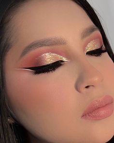 White And Gold Makeup Looks, Make Up Fiesta, Make Up Dorado, Natural Birthday Makeup, Holiday Makeup Looks Christmas Classy, Elegant Glam Makeup, Makeup For Events, Ballerina Makeup