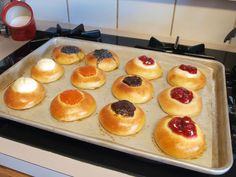 there are many buns on the pan ready to go in the oven or bake