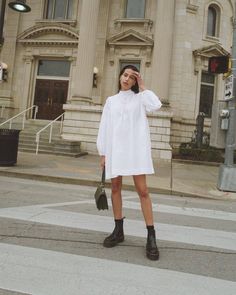 dress, white dress, mini dress, long sleeve dress, black boots, drmartens, ankle boots, black bag - Wheretoget Minimalist Moda, Easy Style, Looks Street Style, Mode Vintage, Looks Style, White Mini Dress