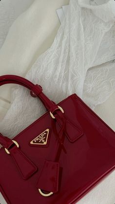 #sac #prada #mode #tendance #red #automne #fashion #fashionista Prada Red Aesthetic, Cherry Red Handbag, Red Prada Bag, Vintage Prada Bag, Prada Purses, My Style Bags, Vintage Prada, Luxury Bags Collection, My Bags