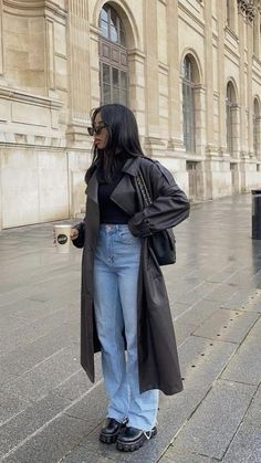 Black leather trench coat, winter style, ootd, outfit ideas. winter outfit idea, trendy, hailey bieber, simple black outfits Castle Dark Academia, Trench Coat Outfit Winter, Simple Black Outfits, Men Outfits Aesthetic, Parisian Modern, Coat Outfit Casual, Oversized Leather Jacket