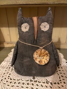 an owl purse with the word hoot written on it