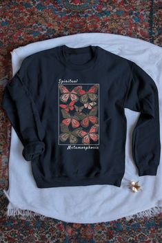 🦋 Sweatshirt with vintage minimalist design of butterflies in earthy colors enclosed in a minimalist frame with a phrase inspired by spirituality. A perfect gift for lovers of butterflies and vintage designs. Fashion butterflies art, to suit your style. Butterfly Clothing |   #ButterflyOutfit #FallOutfitsWomen #Fall2024Outfits #CasualFallOutfits  #FallInspoOutfits #FallOutfits2024  #FallTrends2024Outfits #TrendingFallOutfits2024 #FallOutfit Butterfly Fashion Design, Butterfly Clothing, Minimalist Butterfly, Butterfly Clothes, Vintage Butterfly Print, Minimalist Frame, Butterfly Fashion, Sweatshirt Collection, Unique Butterfly